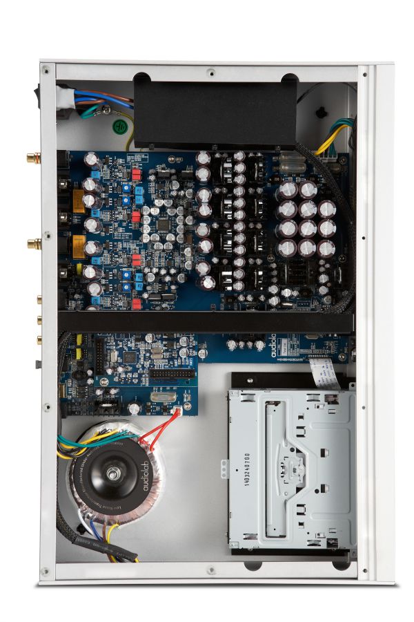 AUDIOLAB 8300CD (SILVER) 3 YEARS WARRANTY, CD PLAYER, DAC AND PRE-AMP, AUDIOPHILES QUALITY, MADE FROM THE FINEST COMPONENTS